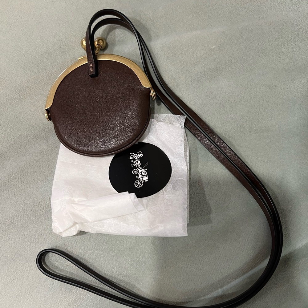Coach Runway Circle Kisslock Necklace Pouch brass/ brown